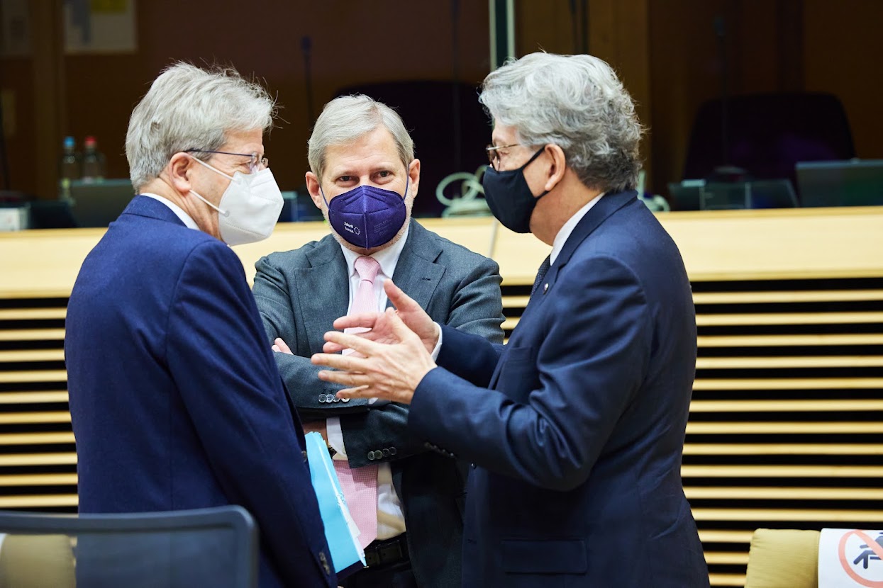 Gentiloni, Hahn e Breton - Photo credit: © Photo credit: European Union 2022 - Source: EP - Photographer: Claudio Centonze