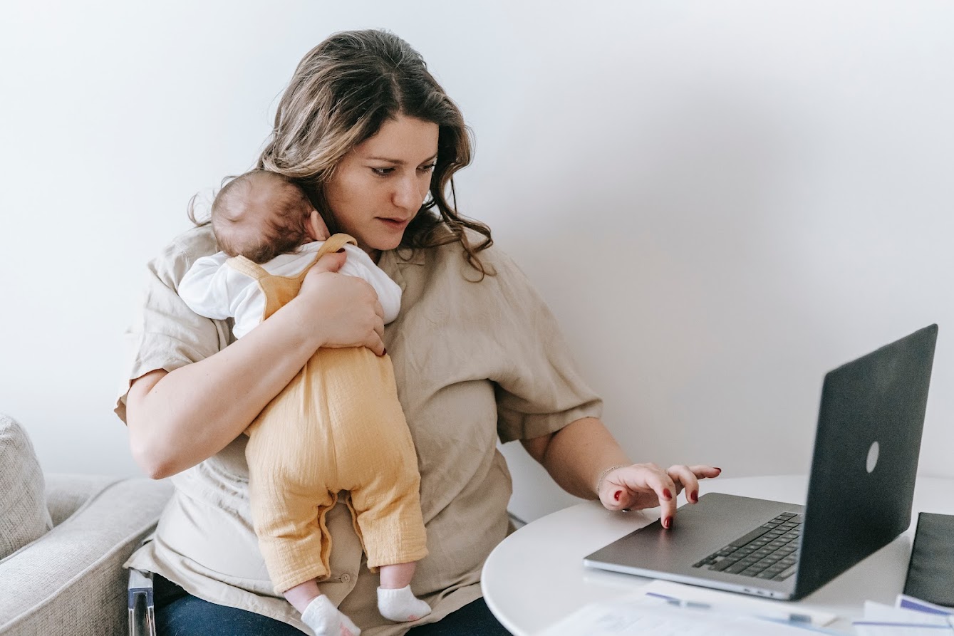 Esonero contributi madri lavoratrici - Foto di Sarah Chai da Pexels