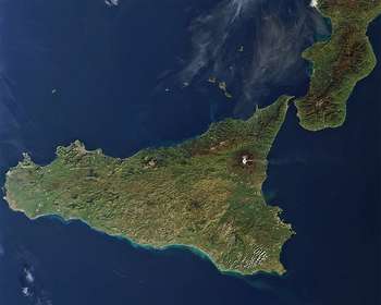 Sicilia - Source 20101207-etna-full - Author: sikeliakali - Wikimedia Commons