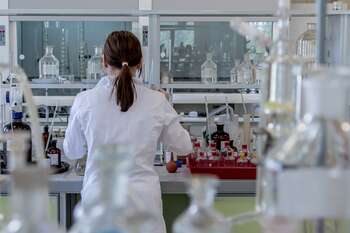 woman working in lab - credit to Jarmaluk via Pixabay 18-4-2024