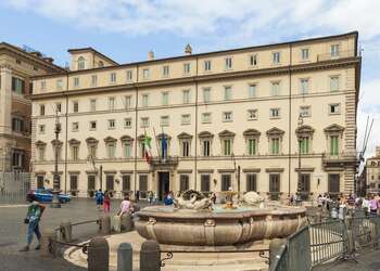 Palazzo Chigi – Photo credit: ScareCriterion12, CC BY-SA 4.0 via Wikimedia Commons