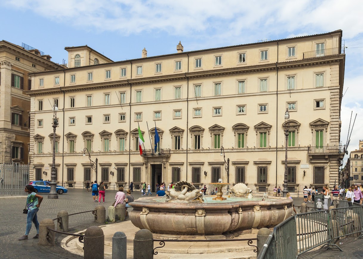 Palazzo Chigi – Photo credit: ScareCriterion12, CC BY-SA 4.0 via Wikimedia Commons