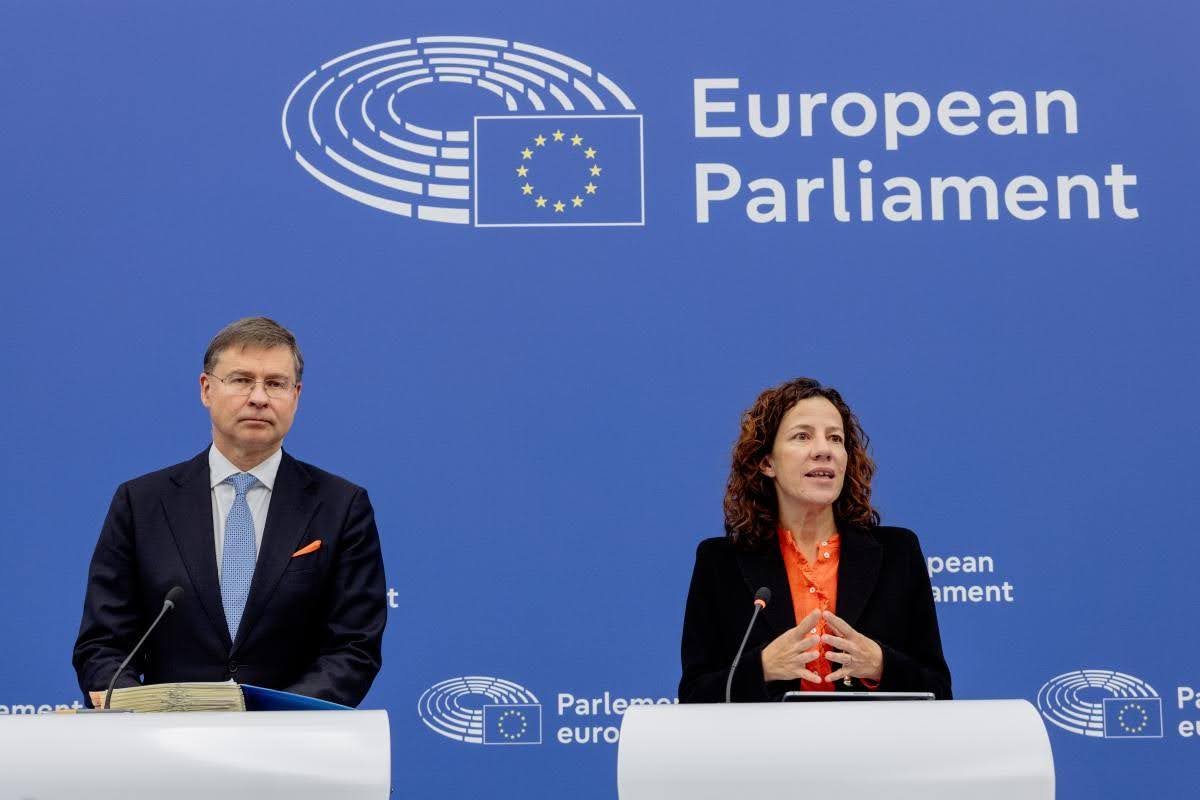 Read-out of the weekly meeting of the von der Leyen Commission by Roxana Mînzatu, Executive Vice-President of the European Commission, and Valdis Dombrovskis, European Commissioner, on the European Semester package. Photocredit: European Commission Read-out of the weekly meeting of the von der Leyen Commission by Roxana Mînzatu, Executive Vice-President of the European Commission, and Valdis Dombrovskis, European Commissioner, on the European Semester package. Photocredit: European Commission