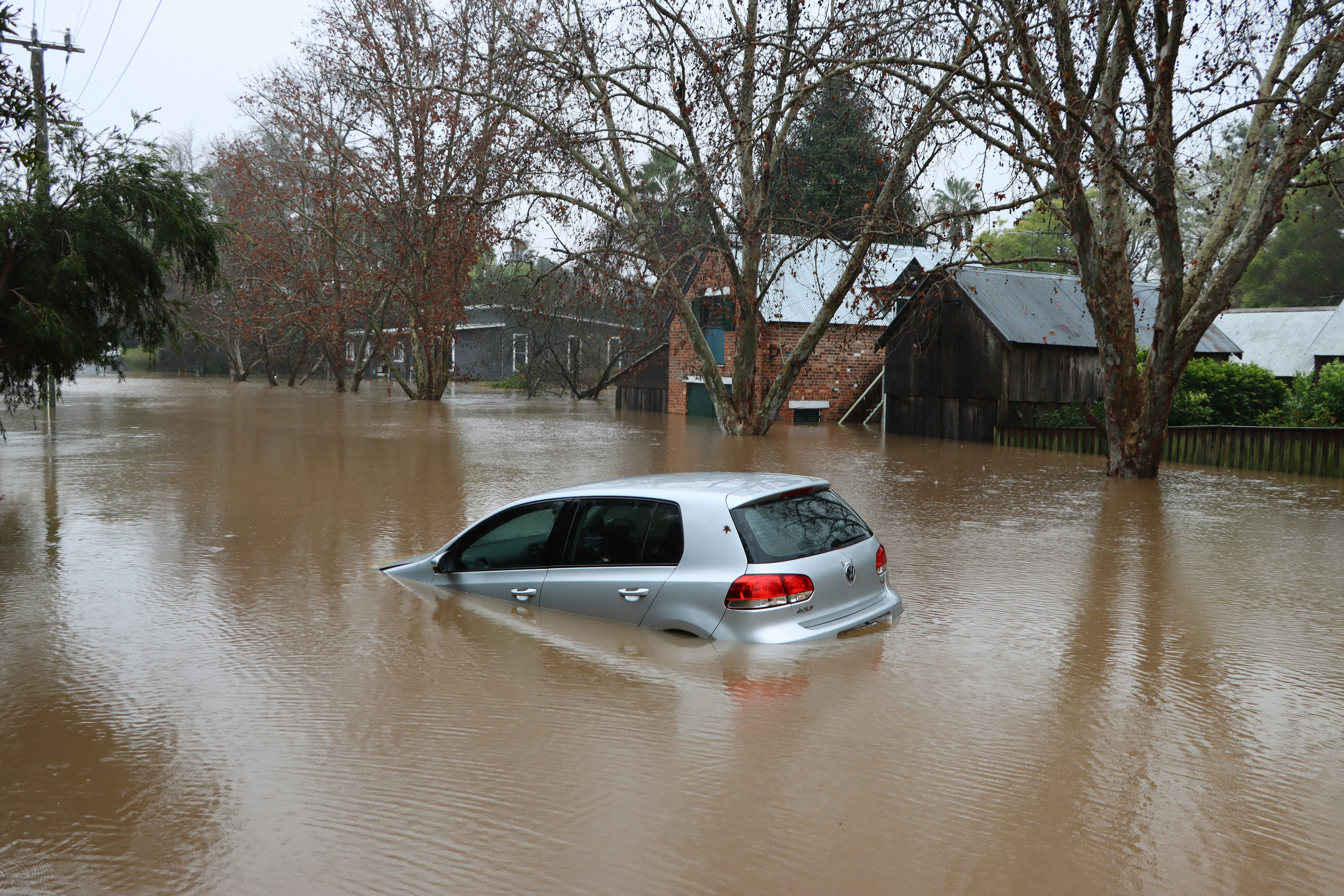 Auto in alluvione - FOto di Wes Warren on Unsplash