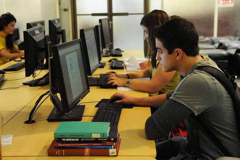 Persone al computer - foto di Tulane Public Relations