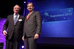 Presidente Giuria Luc Van Den Brande e Commissario Johannes Hahn - Credit © European Union, 2013